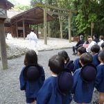 お祭りの様子に興味津々の様子