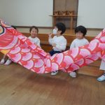 「おおき~い!おめめ、ぐるぐるきらきら~✨」と大興奮の子どもたちの様子