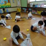 新聞紙で兜を作ったりの様子