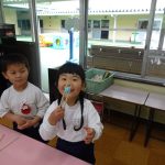 見て!トングみたい!の様子