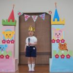 キラキラの冠を付けて自己紹介「大きくなったら”けいさつかん”になりたいです」の様子