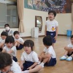 続いて、みんなからのインタビュー！｢好きな食べ物は何ですか？｣の様子