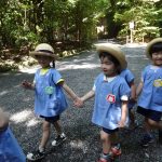 仲良く手を繋いで参道を進みますの様子
