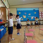 1学期…たくさんの歌やダンスを覚えて歌って踊りましたね♪の様子