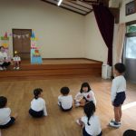 続いて、みんなからのインタビュー！｢好きな色は何ですか？｣の様子