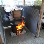 当日の朝、蒸篭(せいろ)のもち米も蒸し上がり、準備万端!の様子