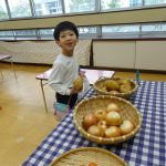 じゃがいもとたまねぎは100円、にんじんは80円…全部でいくら?の様子