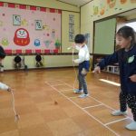 おうちでも練習したこま回し!負けないぞ~!の様子