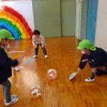 つづいて手作りおもちゃで一緒に遊んでの様子