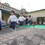 中庭では、息を合わせて大縄跳びやの様子