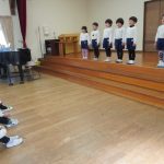 年中組は♪一年生おめでとう♪を歌いましたの様子