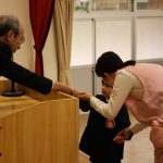 園務長先生からお守りをいただきました。の様子