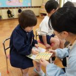 出席ノートにシールを貼ろう!このシールに決めた☆の様子