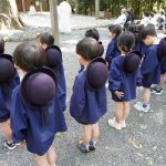 祭典の様子に興味津々・・・の様子