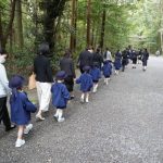 手を繋いで歩いていきました。木が青々としていて気持ちよかったね?の様子
