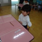 お腹と背中にグーひとつ!かっこよく座れたね✨の様子