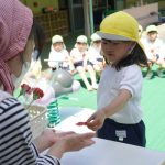 フラワーチケットを渡して「カーネーションください?」の様子