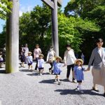 おうちの人と手を繋いで一緒に参道を歩きます♪の様子
