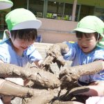 肘までどろんこに?!いっぱいこねて楽しかったー!の様子