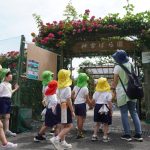 ばら園に到着!バラの門をくぐって入ります。何色が咲いているのかな??の様子