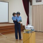 ケンちゃんも一緒に来てくれました!一緒にお勉強したよ「信号の赤はとまれ、青は進んでもよい」なんだっての様子