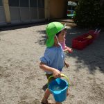 バケツいっぱいにお水を運んで…の様子