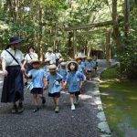仲良く参道を歩きます。木陰は涼しいね～(･o･)の様子