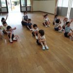 次はインタビュー！｢好きな色は何色ですか？｣の様子