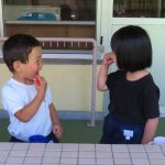 給食の後の歯磨き。どう？よく磨けてる？の様子