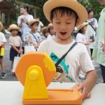 お楽しみの福引き!何色がでるかな…ドキドキ…の様子