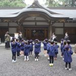 神楽殿で御神楽を。舞台に飾ってある装飾品にも興味津々?みんな真剣でしたね。の様子