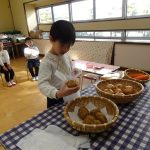 どれが美味しそうかな？と、しっかり選んだら…の様子