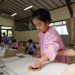 バレンを使ってゴシゴシゴシ。しっかり念入りにねっ！の様子