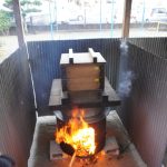 当日の朝、蒸篭(せいろ）のもち米も蒸し上がり、準備万端！の様子