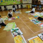 「これ気に入ってる!」「遠足楽しかった~」思い出話に花が咲いてなかなか進みません…?の様子
