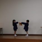 まずは年長組さんが神様にお供えをしますの様子