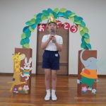 キラキラの冠を付けて自己紹介「大きくなったら”サッカー選手”になりたいです」の様子