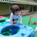 中庭や保育室での好きな遊びの様子