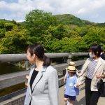 おうちの人と一緒に参道を歩きます♪の様子