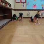 雑巾掛けも上手でしょ!の様子