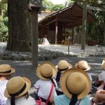 参拝をして、御神楽も真剣な眼差しで見ていましたの様子