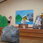 年中組　劇『3びきのやぎのがらがらどん』の様子