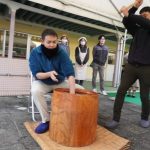 まずは、お父さんたちのお餅つきです(^^)の様子