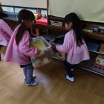 おもちゃを外へ運び出しての様子