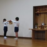 そして終業式、大御神様にしっかりとお参りしの様子