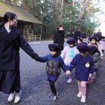 冬の澄んだ空気を感じながら参道を進みの様子