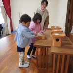 神様にも炒り豆をお供えしての様子