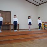 初めは歌のプレゼント!年中組さんからは♪一年生おめでとう♪の様子