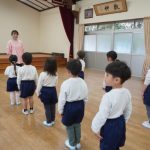 修了式では、園長先生からしっかりとお話を聞き進級することが楽しみになりましたねの様子