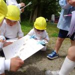 年中組は『はるさがしビンゴ』を手にやる気マンマン!の様子